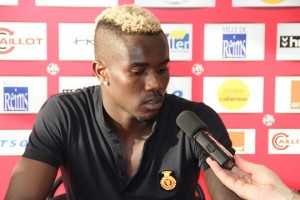 PapeSouare-300x200 - AfricaSoccer.com PapeSouare 300x200 PAPE SOUARÉ UNTRANSFERABLE ACCORDING TO LILLE AfricaSoccercom