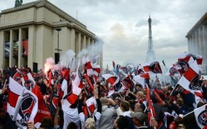  7761355392 des centaines de supporters parisiens se sont reunis au trocadero 300x187   IMAGES OF THE DAY THE PSG PARTY TURNS INTO A NIGHTMARE   AfricaSoccercom