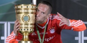 Franck Ribery Embrasse La Coupe D Allemagne 300x150 2