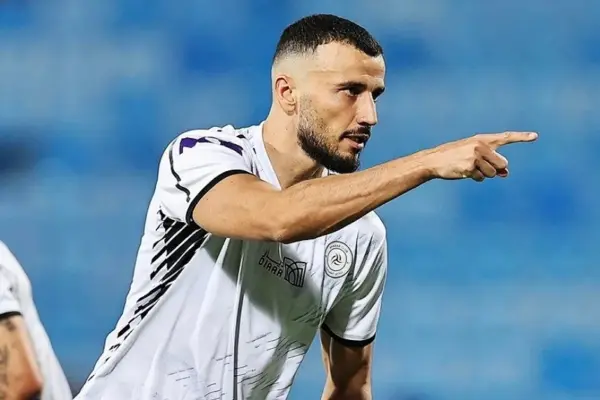 Al-Shabab aims to retain Romain Saiss: negotiations underway with Al-Sadd
