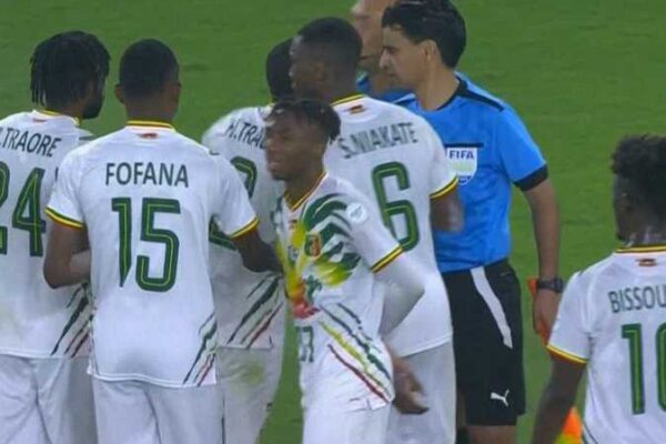 Physical altercation erupts: Malian players confront referee Mohamed Adel after match
