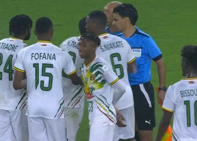 Physical altercation erupts: Malian players confront referee Mohamed Adel after match