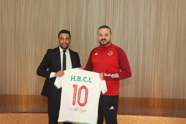 Al Ahly fan club in Algeria presents El-Khatib with association's Jersey