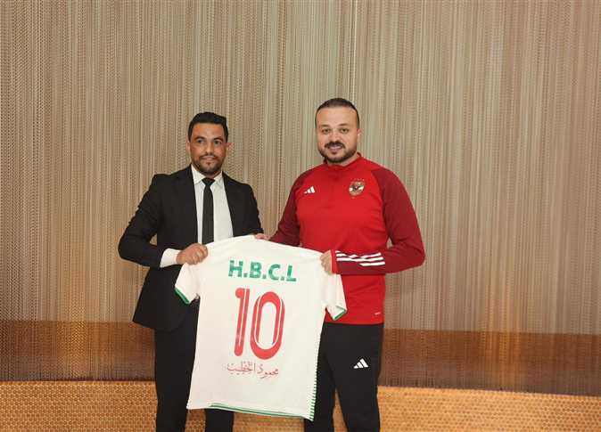 Al Ahly fan club in Algeria presents El-Khatib with association's Jersey