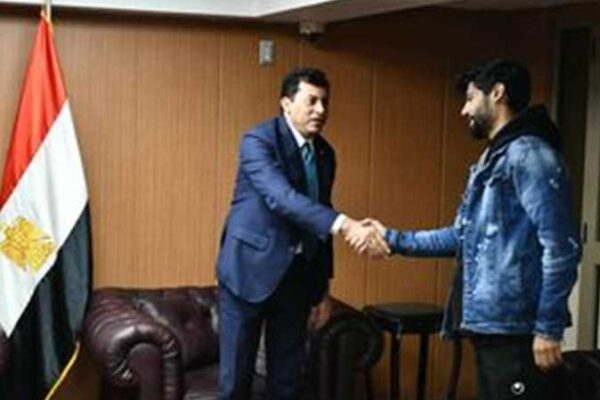 Minister of sports meets former Zamalek player, announces ministry's coverage of his treatment expenses