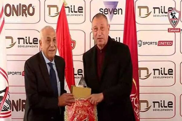 Ahly's president presents emblem to Zamalek's counterpart in symbolic gesture