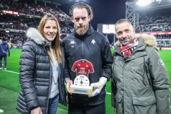 Alexandre Oukidja receives player of the month award at Metz