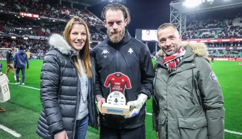 Alexandre Oukidja receives player of the month award at Metz