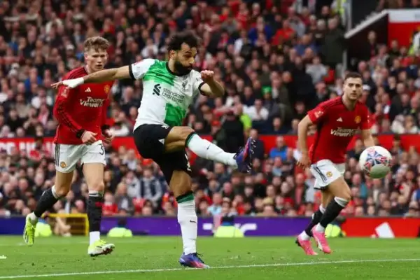 Liverpool's leadership wobbles as Salah rescues a point in dramatic draw with Manchester United