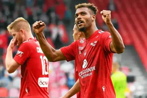 Stade Brestois coach Éric Roy advocates for Steve Mounié's contract renewal