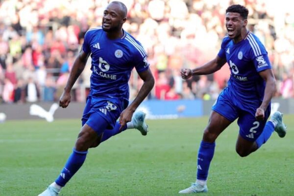  Ayew's late strike seals Leicester's comeback win over 10-man Southampton