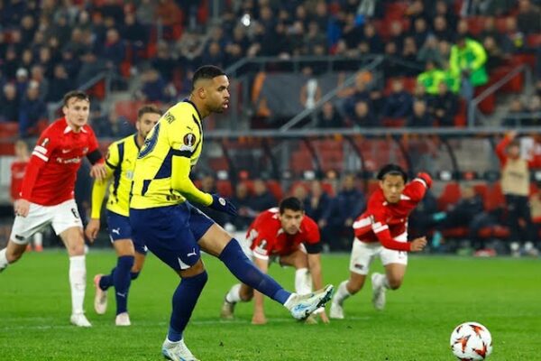 AZ Alkmaar hands Fenerbahçe first Europa League defeat as Ferencváros thrashes Dynamo Kyiv