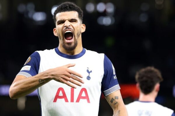 Dominic Solanke leads Tottenham to dramatic Carabao Cup victory over Manchester United