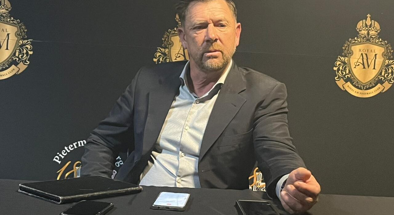 Afrique Du Sud Le Coach De Cape Town City Perd Son Sang Froid Apres Une Defaite Thumbnail