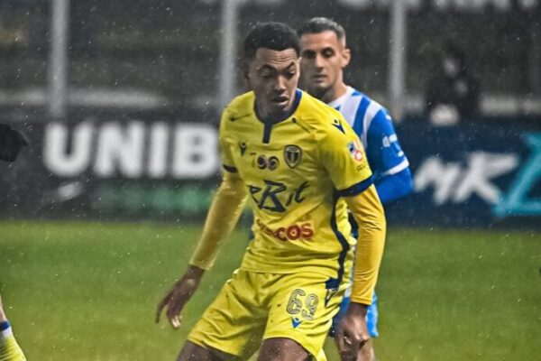 Beninese defender Yohan Roche collapses during Romanian league match