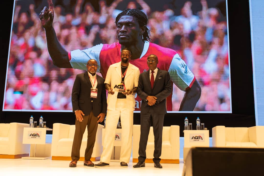 Emmanuel Adebayor receives award in Lagos - AfricaSoccer.com Ade3