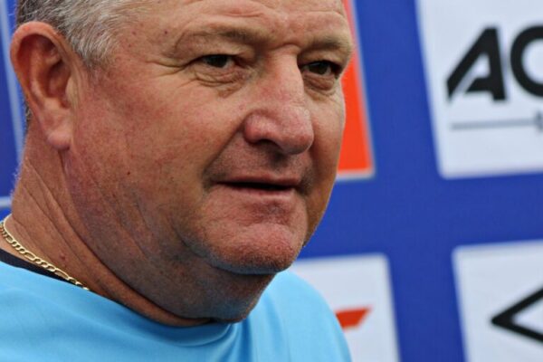 Gavin Hunt prepares SuperSport United for crucial Sundowns clash