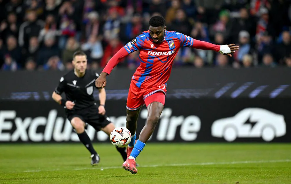 Leicester City and Wolverhampton Wanderers monitoring Viktoria Plzeň striker Rafiu Durosinmi