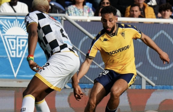 Algerian midfielder Rafik Guitane assists in Estoril's 4-0 victory over Casa Pia