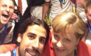 angela-merkel-pose-sami-khedira-13-juillet-2014-1639793-616x380 - AfricaSoccer.com Angela Merkel Pose Sami Khedira 13 Juillet 2014 1639793 616x380 1