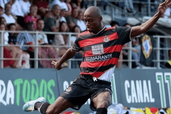 South African outfit Kaizer Chiefs weighing up option for acquisition of defender Mxheli Mabuza