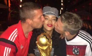 rihanna-pose-podolski-schweinsteiger-14-juillet-2014-1639773-616x380 - AfricaSoccer.com Rihanna Pose Podolski Schweinsteiger 14 Juillet 2014 1639773 616x380 1