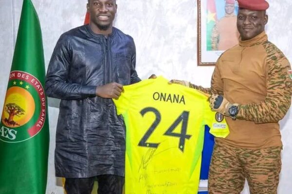 Cameroonian goalkeeper Andre Onana presents signed Manchester Utd jersey to Burkina Faso leader Ibrahim Traoré