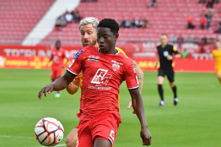 Cameroonian defender Ahmad Ngouyamsa attracts interest from Ligue 2 side Pau FC