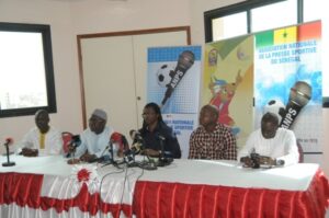 Aliou Cisse Entoure De Tony Sylva Mayacine Mar Et Koume De LANPS 710x471 1