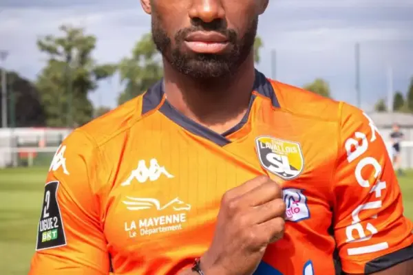 French-Central African midfielder Cyril Mandouki returns to Ligue 2 with Stade Lavallois signing