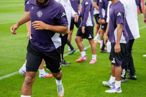 Amorim leads touching squad gesture to welcome Bryan Mbeumo to Manchester United