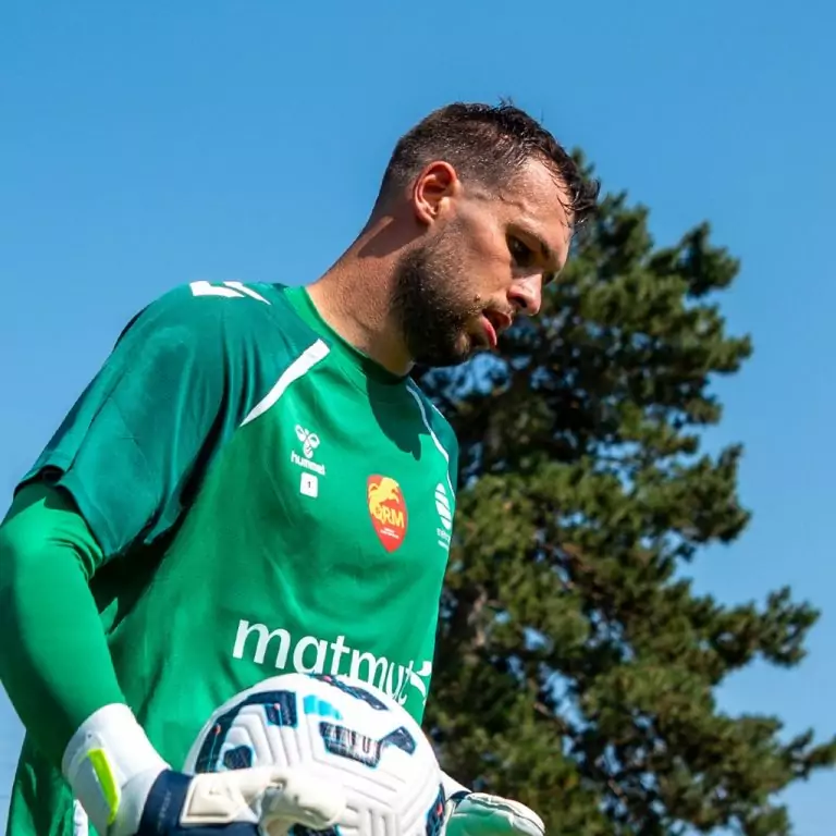 French-Ivorian goalkeeper Pierre Patron joins Concarneau as cover for injured Vincent Viot