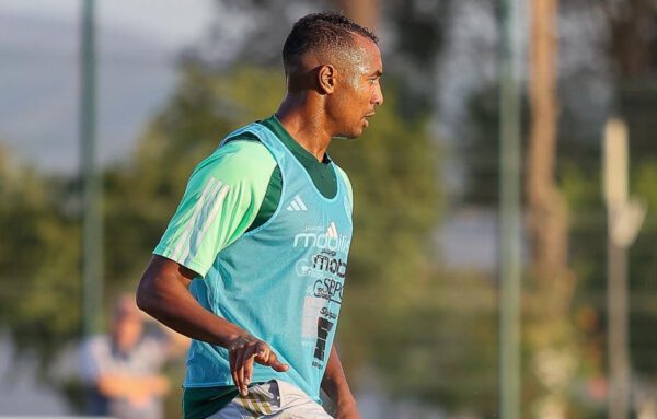 Samir Chergui captures Algerian hearts before his first kick of the ball