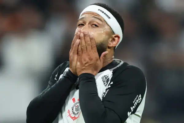 Memphis Depay to join Netherlands camp late due to stolen passport