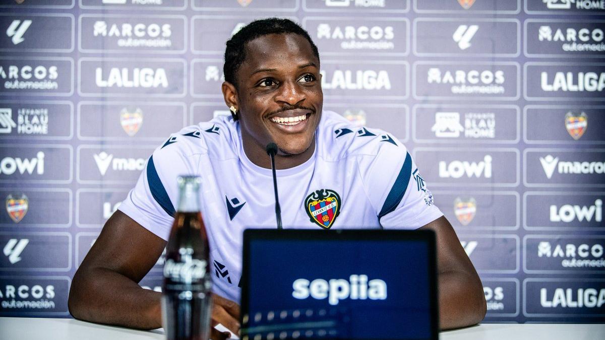 Barcelona keen on signing Cameroonian forward Karl Etta Eyong