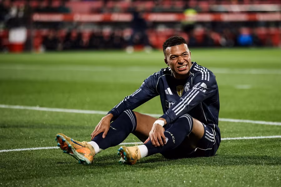 d946ceaa 6475 495b bfc6 4eba51ce32da AfricaSoccercom d946ceaa 6475 495b bfc6 4eba51ce32da French Cameroonian striker Kylian Mbappé diagnosed with sprain in his left knee AfricaSoccercom