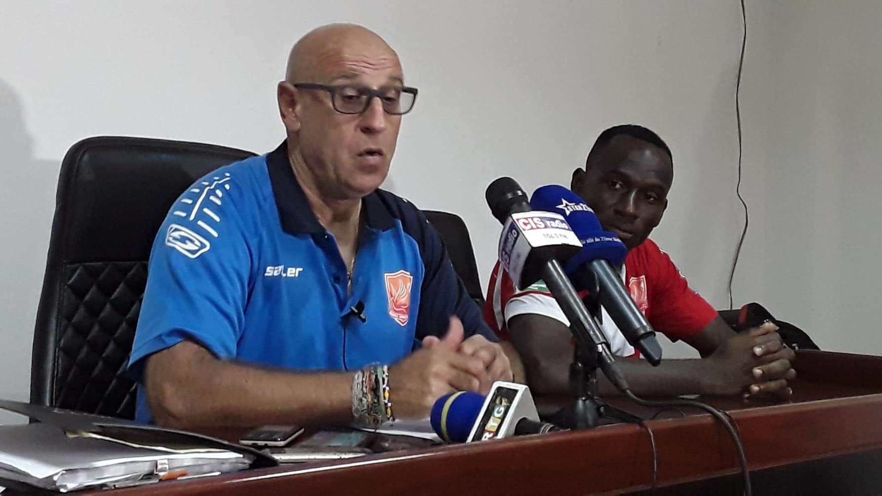  Patrice Neveu Horoya 2   Guinea Horoya thanks his coach   AfricaSoccercom
