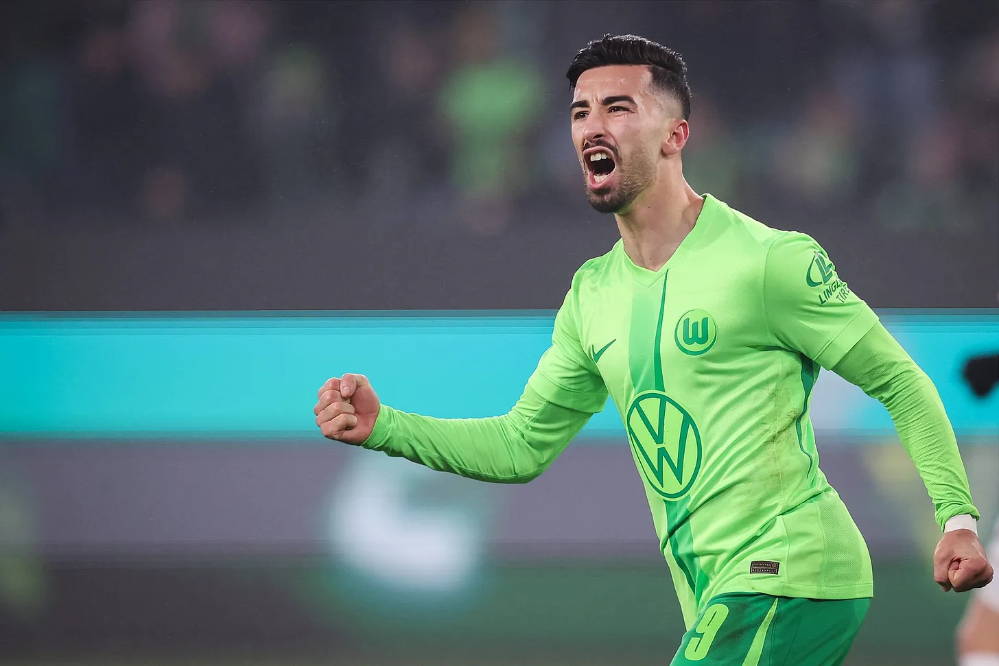 Mohamed Amoura assist not enough as Wolfsburg fall late to Augsburg