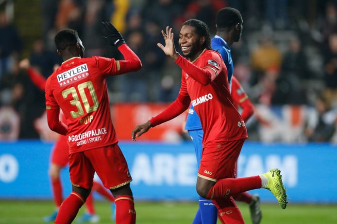  téléchargement   Dieumerci Mbokani The Congolese player sees double against Gent   AfricaSoccercom