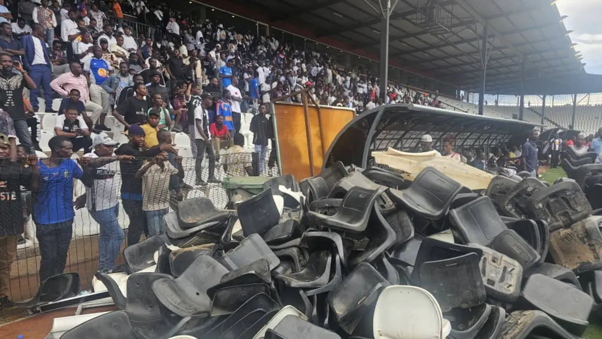 Chaos in DR Congo as fans invade pitch in Lubumbashi derby between Saint Eloi Lupopo and TP Mazembe