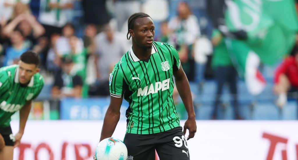 Ismaël Koné playing for Sassuolo during a Serie A match