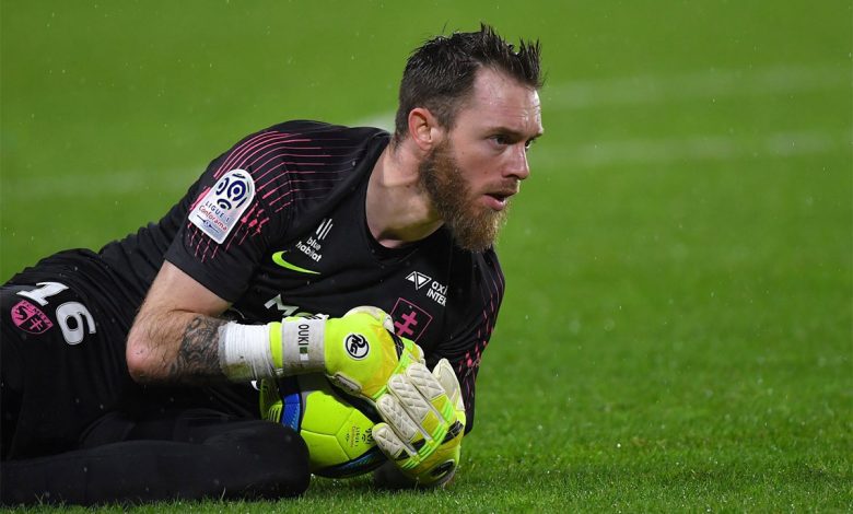 Alexandre Oukidja training during recovery from injury