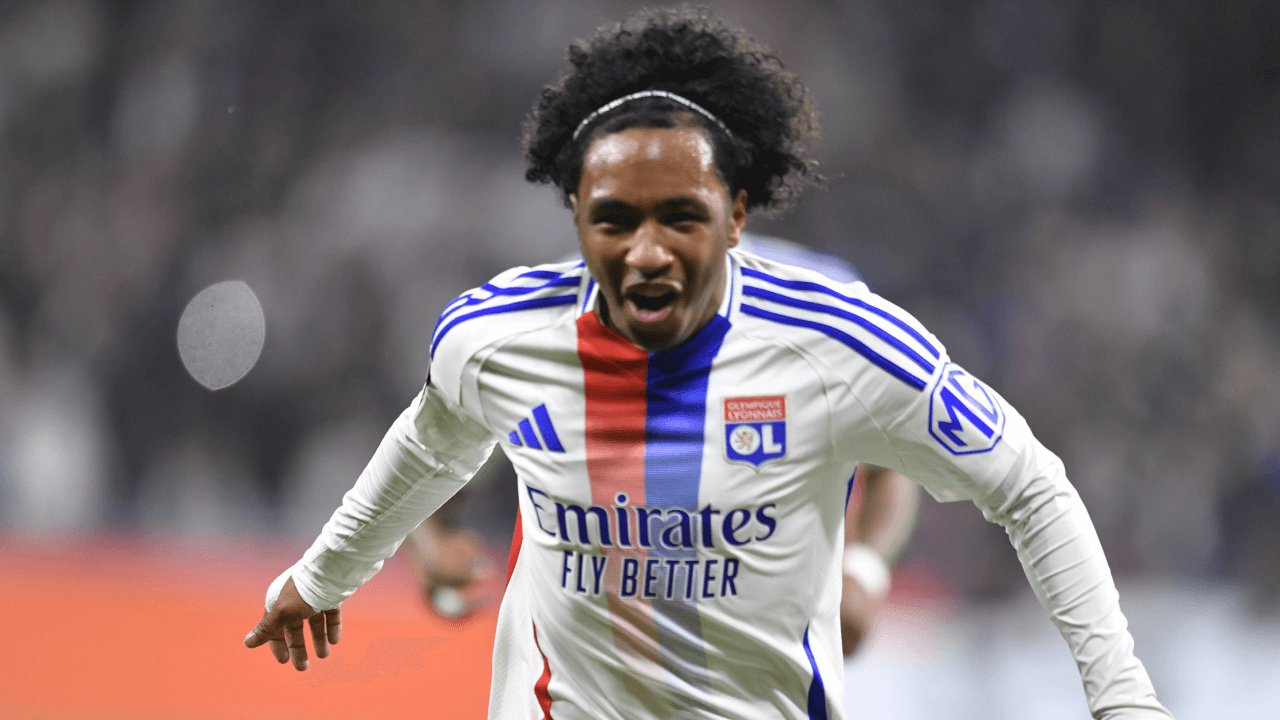 Malick Fofana walking off the pitch during a Lyon match after injury