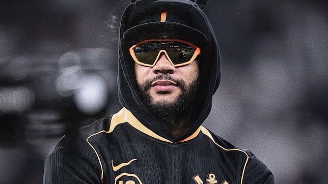 Memphis Depay defends touchline phone call as communication with Dutch medical team