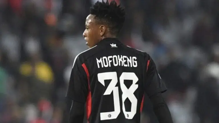 Orlando Pirates star Relebohile Mofokeng wins award.
