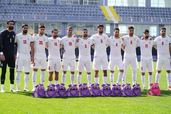 Iranian players pay tribute to school bombing victims