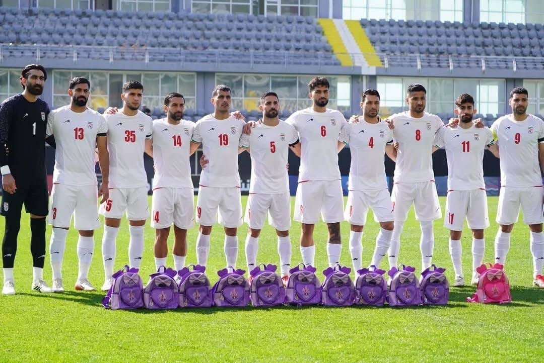Iranian players pay tribute to school bombing victims
