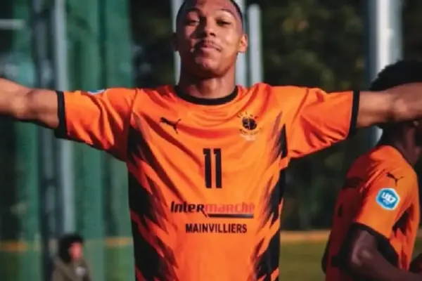 Kylian Viemont playing in a youth football match