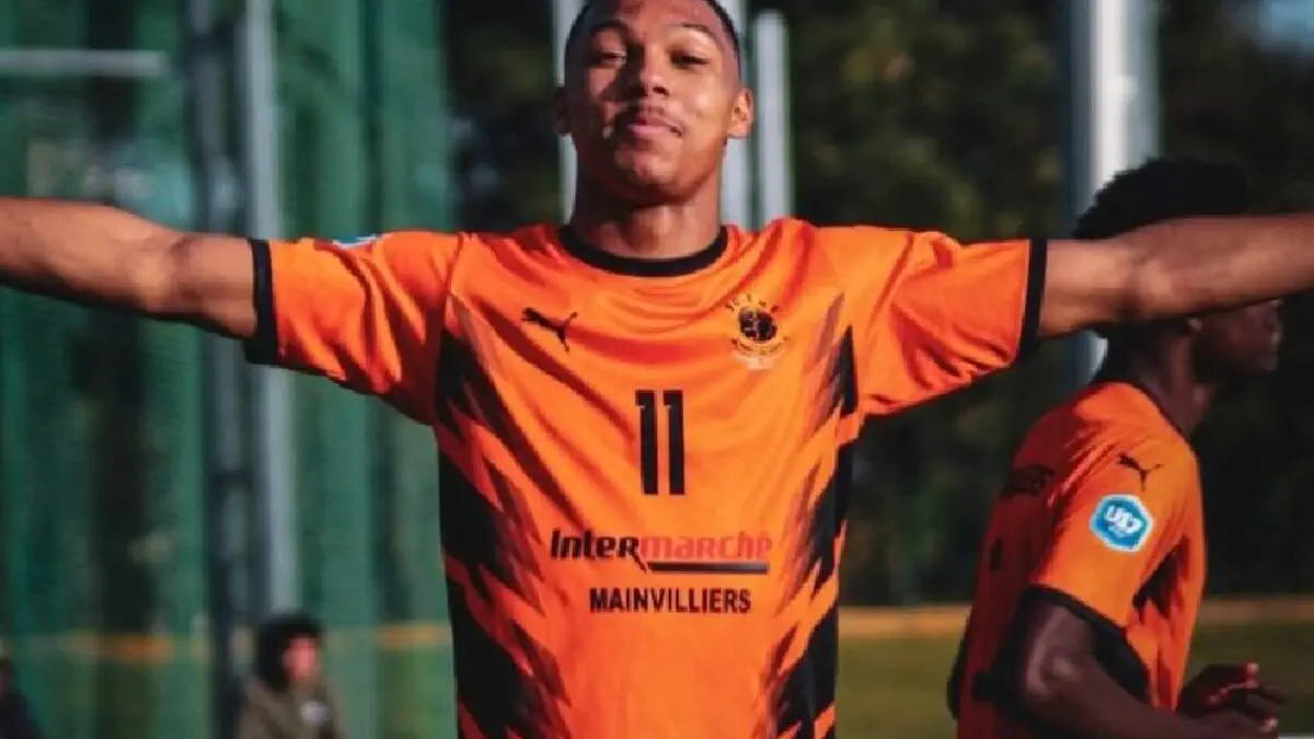 Kylian Viemont playing in a youth football match