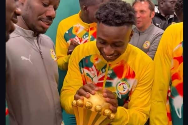 Senegal players presenting the AFCON trophy at Stade de France